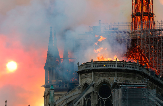  巴黎圣母院大教堂起火。 
