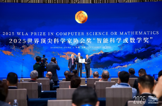 菲尔兹奖得主、清华大学讲席教授丘成桐与中国科学院院士陈竺共同为斯坦福大学名誉讲席教授孙理察颁奖