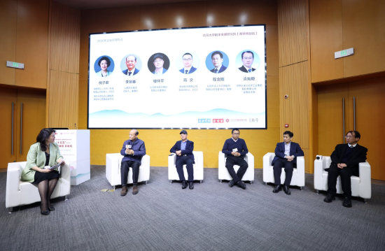 ▲圆桌对话环节围绕幸福企业内核、障碍、路径及未来蓝图等内容展开。