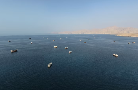 船只近期在霍尔木兹海峡附近的阿曼海岸外锚泊。