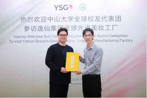 中大栽植发展与校友事务办公室副主任林炜双(右一)向黄锦峰赠予非常牵记品《孙中山与中山大学》