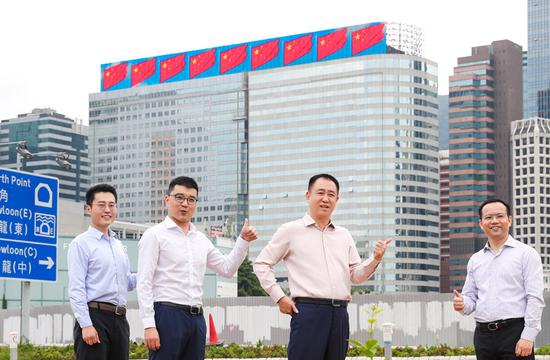 许家印检查恒大香港总部大楼五星红旗飘扬的展示效果