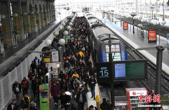 当地时间12月22日，法国国家铁路公司（SNCF）在主要交通枢纽巴黎北站提供很有限的客运列车服务，大部分车次取消，仍在服务的列车上乘客爆满。中新社记者 李洋 摄