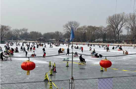 当冬奥撞上春节南方人在北京露天冰场惊呆了像赶集一样欢快