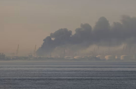 百度知道:Q币一卡通回收-伊朗袭击阿联酋设施与地标，迪拜港口起火