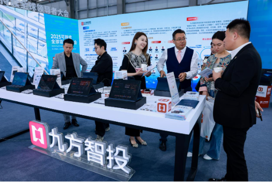  图为工作人员向用户介绍九方智投AI股票机