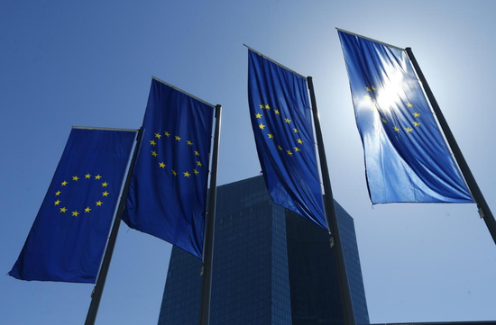 &nbsp;资料图片：2016年4月，德国法兰克福，欧洲央行总部外悬挂的欧盟旗帜。REUTERS/Ralph Orlowski