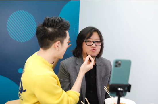 李佳琦给高晓松涂口红 直播间5秒售空40万斤大米