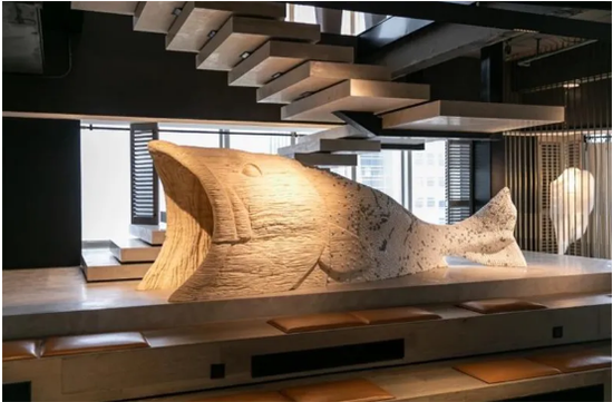 郑中设计深圳总部所在大厦的48F：形为“大鱼”的艺术品雕塑