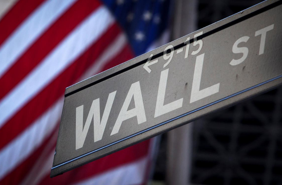  资料图片：2013年10月，美国纽约，纽交所外的华尔街指示牌。REUTERS/Carlo Allegri