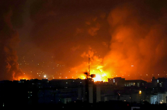 3月7日清晨，德黑兰梅赫拉巴德国际机场遭到空袭，现场浓烟滚滚，火光冲天。