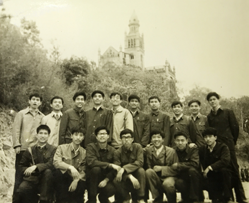 1980年4月，上海财经大学1978级金融班部分同学在佘山的合影。前排左起；沈明昌、戴国强、贝多广、杜公仆、刘晓春、吴小萌、李海文。后排左起；陈良、夏建中、马根发、何瑞丰、王谷元、陈志国、潘忠衍、陆志新、胡工、卢金豪