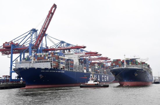 2018年3月15日，德国汉堡，港口内停泊的两艘集装箱货轮。REUTERS/Fabian Bimmer