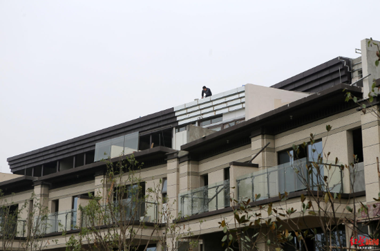 ↑部分别墅顶楼多加了一层,工人正在施工