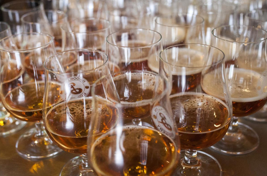 资料图片：2015年4月，美国纽约，多只玻璃杯中的啤酒。REUTERS/Sara Hylton