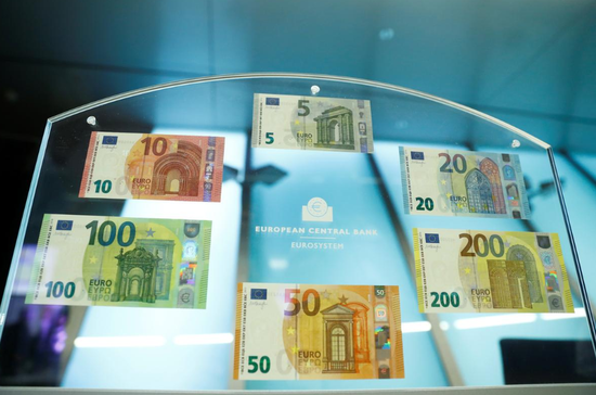 资料图片：2018年9月，德国法兰克福，欧洲央行总部内展示的欧元纸币。REUTERS/Kai Pfaffenbach