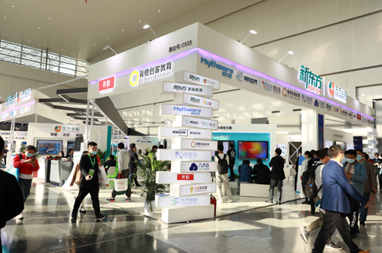 引领教育装备新风向 新东方联合坐标学院学员企业亮相中国教装展