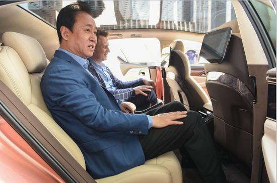 许家印体验后排超大空间