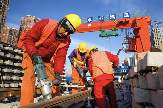 经济强省的用工之困：工人更老了，抢人更难了|观潮