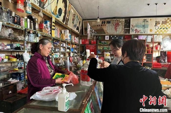 资料图：&ldquo;辉石埠供销店&rdquo;商店内保留着老式台秤、老算盘、老式木板宣传画等物品。　王娇妮 摄