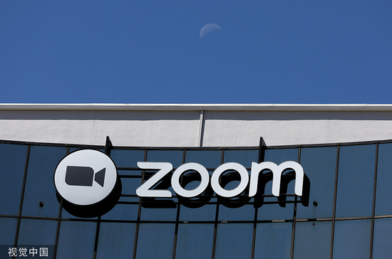 当地时间2022年5月23日，美国加利福尼亚州圣何塞，月亮在Zoom视频通信公司总部大楼后面落下。人民视觉 资料图