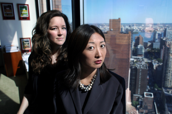 2010年，Cristina Chen-Oster（右）和Shanna Orlich；她们该年对高盛提起了性别歧视诉讼