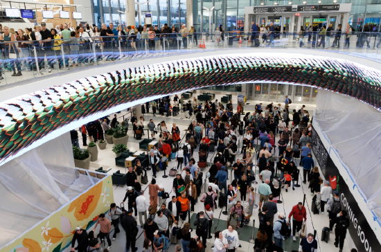 德克萨斯州休斯敦的乔治·布什洲际机场，运载安全处治局查验站列队情况。