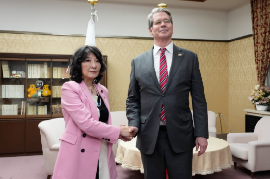 贝森特（右）和片山2025年在东京会面。