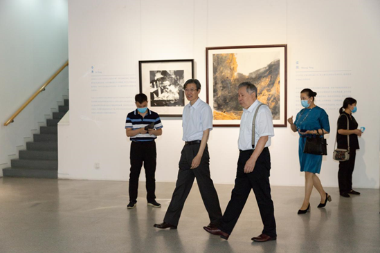  李庚先生在展览现场