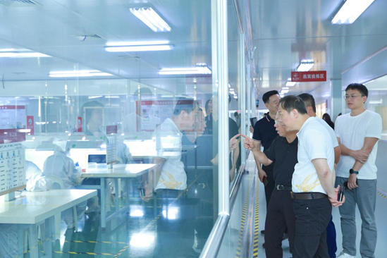 图：天佑德青稞酒代表团参观挑毛车间