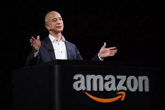 全球首富正式退休!Jeff Bezos卸任Amazon CEO时,净资产为1970亿美元,是美国中值的74万倍! 3 贝索斯建议年轻人:要为自己的选择骄傲而非天赋_手机新浪网