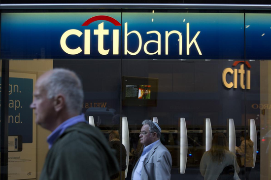 资料图片：2013年10月，美国纽约，行人经过花旗银行一家分支机构。REUTERS/Andrew Kelly