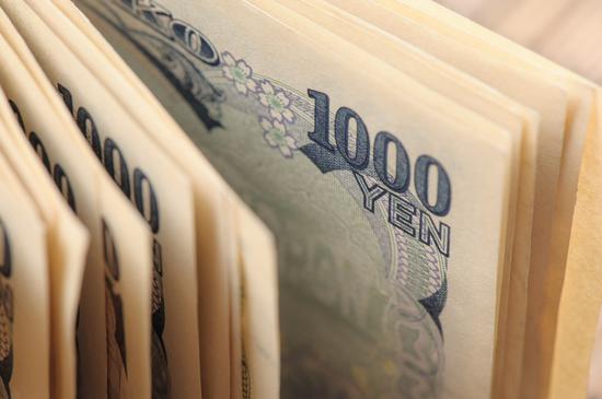 日本内阁批准下财年创纪录1万亿美元预算案