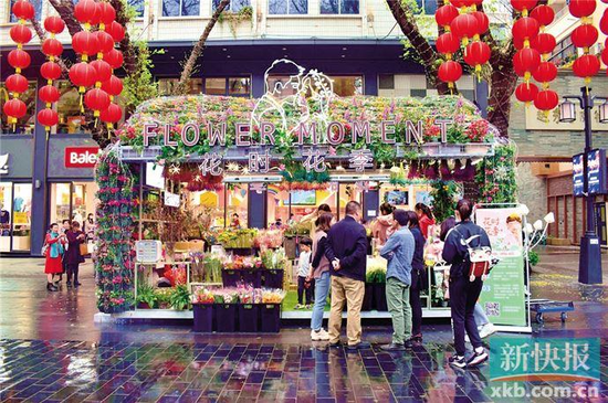 广州街头兴起“快消”模式鲜花展销点 市民买花像买饮料一样方便
