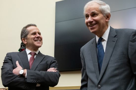 美联储负责银行监管的副主席Michael Barr（左），FDIC主席Martin Gruenberg（右）