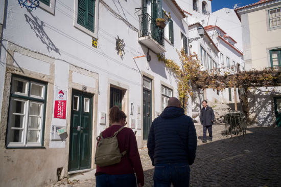 葡萄牙里斯本一栋住宅公寓楼上的“待售”标志。