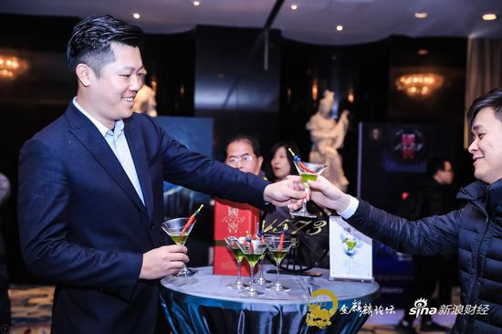 新浪金麒麟论坛现场嘉宾品尝泸州老窖调味酒