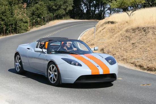 Martin Eberhard在他的特斯拉跑车中