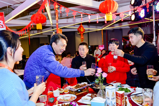 图说：合伙人向公益嘉宾敬酒，左2为阿里巴巴市场公关委员会主席王帅，左3为阿里巴巴社会公益部总经理孙利军