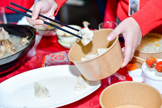 图说：年夜饭现场准备了环保打包盒，吃不完的菜品被很多小二现场打包