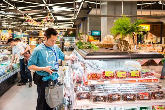 （盒马鲜生捡货员。）