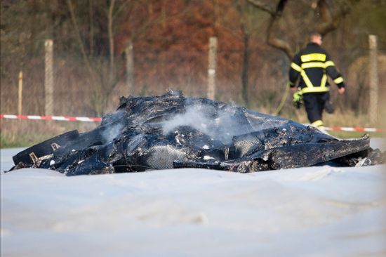 3月31日，德国法兰克福附近的田野上，一架小型飞机的残骸。