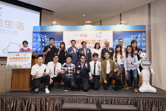 参赛选手与颁奖嘉宾互动