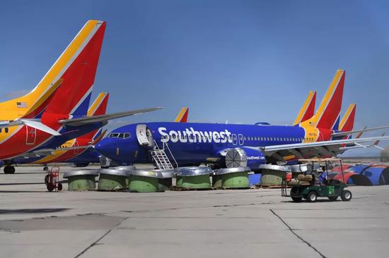 由于旗下波音737MAX机队继续停飞，美国西南航空公司削减了其营收预测。（视觉中国）