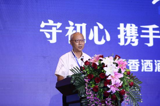 (仁怀市酒投公司党总支书记、副总经理李绍利主持会议)