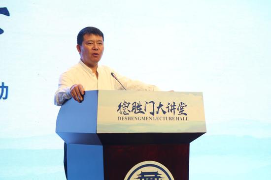 全联农业产业商会会长、上海均瑶（集团）有限公司总裁王均豪出席并演讲。