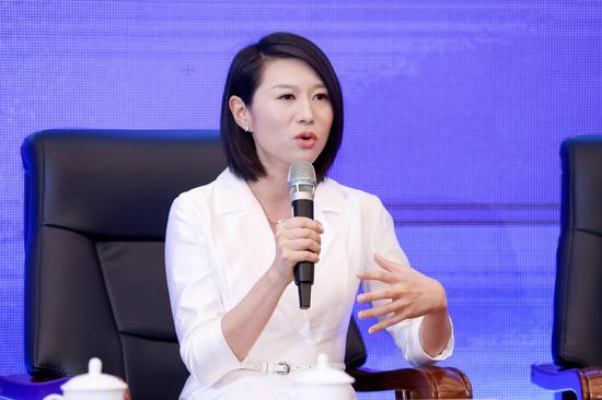 凤凰卫视《领航者》制片人,主持人,达沃斯全球青年领袖于盈