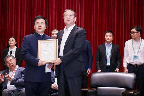 (黄剑辉院长代外中国民生银走钻研院批准郑建邦副主席颁发“莫干山中青特出钻研团队奖”)