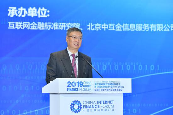 中国互联网金融协会区块链研究工作组组长、中国银行原行长李礼辉出席活动并发表主题演讲。