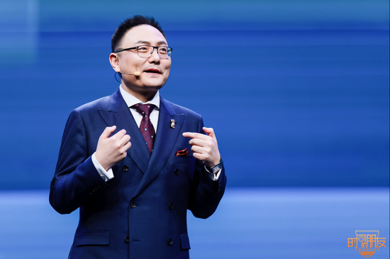 罗振宇梁宁说什么是品牌你愿意跟它自拍就是品牌